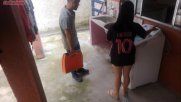 Image Dona de casa casada paga t&eacute_cnico de m&aacute_quina de lavar com a bunda enquanto marido esta fora