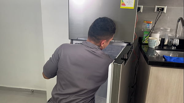Image Latina cachonda se coge al tecnico mientras su esposo no est&aacute_ - CAMILA HENAO