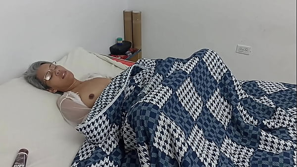 Image I surprise my stepsister in bed masturbating and I get into her sheets - Porn 100% in Spanish.