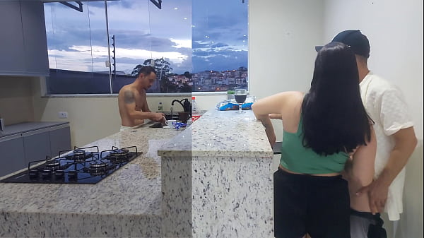 Image Fodendo esposa gostosa na cozinha at&eacute_ ela gozar, enquanto corno lava a lou&ccedil_a