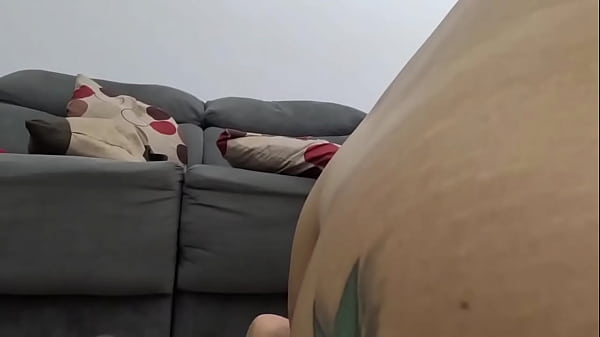 Image Chamei o encanador e sentei com minha buceta e meu cuzinho apertado no cano dele