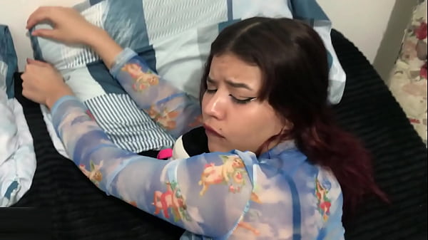 Image Hermanastra cachonda recibe la leche en la boca despu&eacute_s de una buena follada