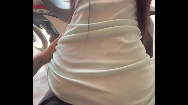Image Sexo en publico, montando polla con los vecinos afuera de la casa exhibicionismo en publico creampie en colombiana
