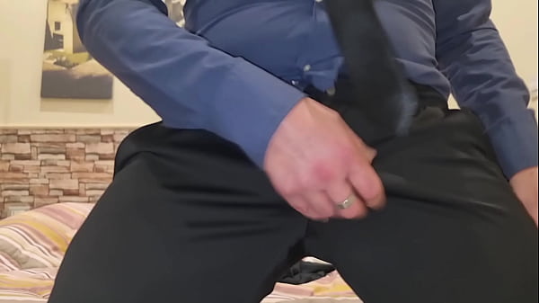Image FRATELLASTRO MENTRE SI VESTE SI ECCITA | GEME E SBORRA - VESTITO ELEGANTE CON UN GROSSO CAZZO