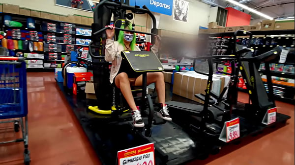 Image Latina SIN PANTIES en el Supermercado