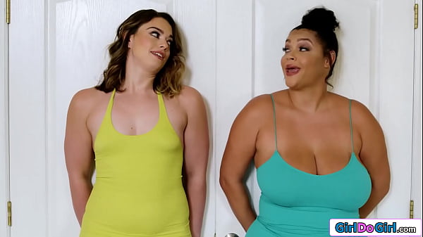 Image Two lesbian strangers end up in the same room and lick pussy