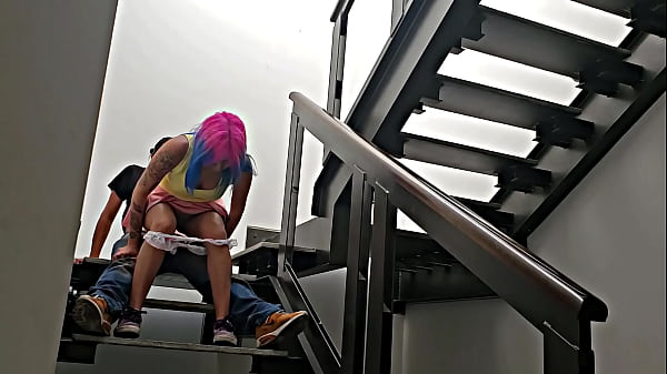 Image &iexcl_Andele Vecina un rapidin aqu&iacute_ en las escaleras!, por poco nos descubren no mames!