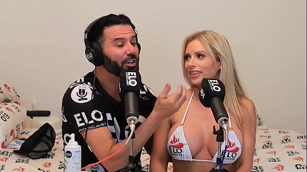 Image Huney Baked Melons folla con Elo Podcast en medio de la entrevista