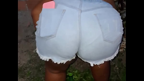 Image Vizinha da bunda grande limpando o quintal