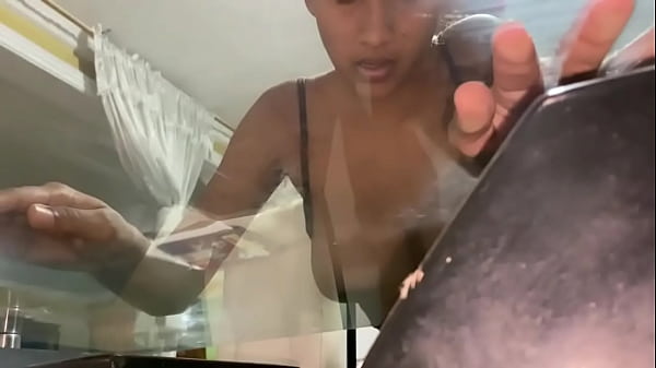 Image mi hermanastra llega a la casa muy caliente y la te mino follando
