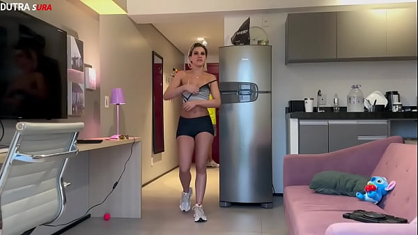 Image Corno deixou sua esposa na academia e ela acabou indo na casa do personal dar a buceta apertada pra ele