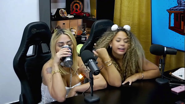Image As duas Gostosas rebolaram gostoso no Podcast, mostraram a buceta e o cu, que tes&atilde_o o Ruan ficou sem Palavras! - Bruna Lambertini & Isa Moura