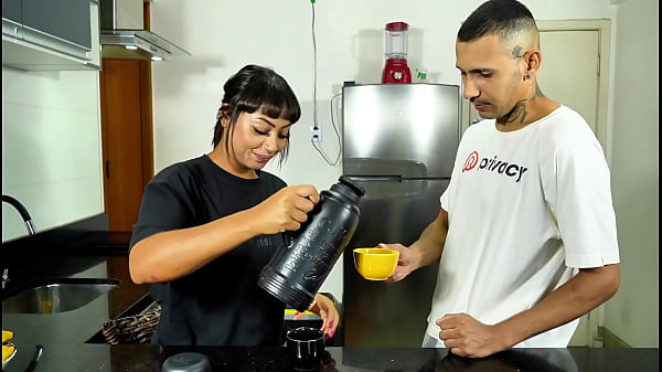 Image Vizinha deu caf&eacute_ e uma mamada para agradecer o vizinho pela ajuda  vizinha gostosa mamando o vizinho na cozinha e tendo a buceta chupada para agradecer o vizinho.