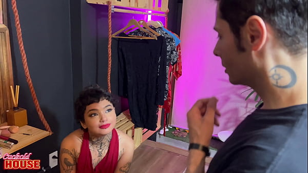 Image Ela ia numa casa de swing, mas recebeu paus delivery, dos amigos do namorado corno