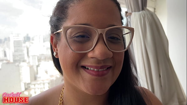 Image Essa morena safada namora h&aacute_ pouco tempo e j&aacute_ faz o cara de corno