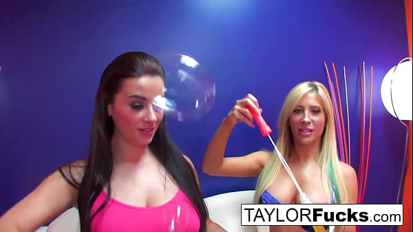 Image Sexy girls play with bubbles