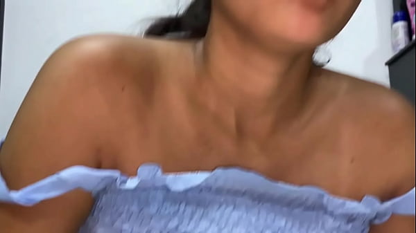 Image me follo a mi hermanastra mientra esta lipiandor el cuarto