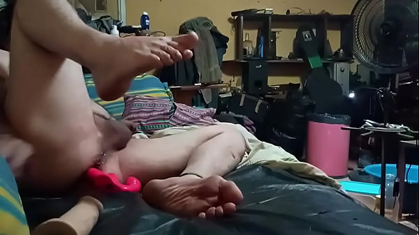 Image biensumiso comodamente penetrandose con sus dildos