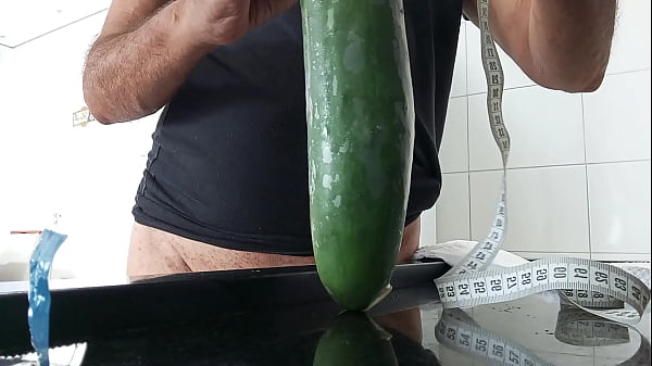 Image Sentando enfiando um pepino grosso  no cuzinho,que del&iacute_cia @!!!