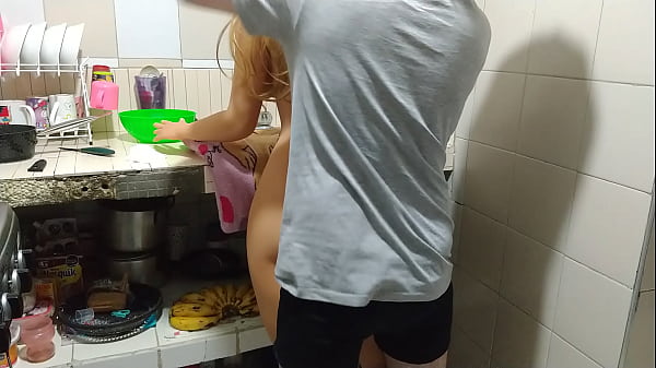 Image La hermanastra ni paraba de ojearme el bulto asi que tuve que meterle la verga en la cocina