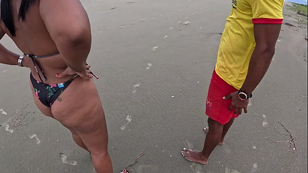 Image Nicoly safada seduz bombeiro na praia e senta na rola dele no meio do mato