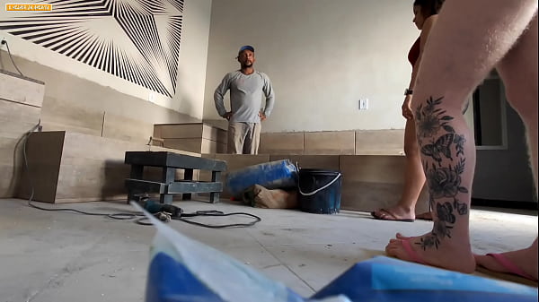 Image O PEDREIRO DA OBRA NEM TIROU O UNIFORME TRA FUDER AS PATROAS
