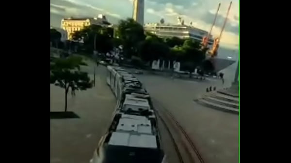 Image Depois de uma festa moreno tatuado leva a amiga para sentar em seu apartamento em Copacabana/ Samara Smith