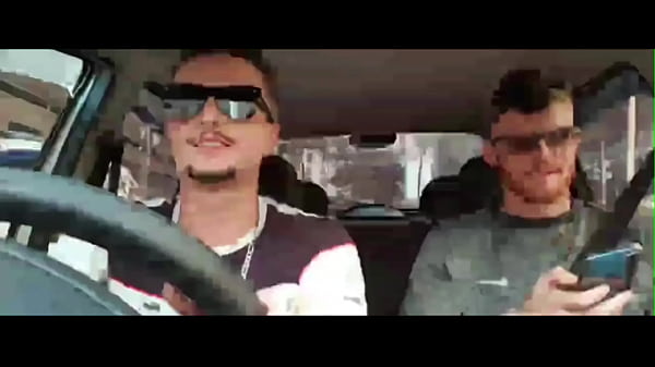 Image Carmona e Erick Diaz batendo uma punheta ate gozar dentro do carro no centro de SP