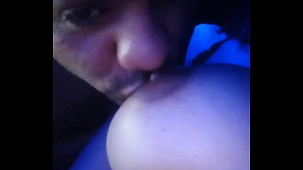 Image Chupando o peitinho da novinha