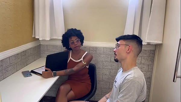 Image Secretaria negra aceitou pirocada de branco roludo como forma de pagamento
