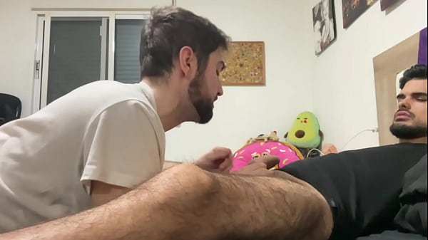 Image invito a mi amigo hetero para que me la chupe y correrme en su boca