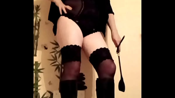 Image 2025 02 19 Maitresse K en body et bas, talons, domine son esclave