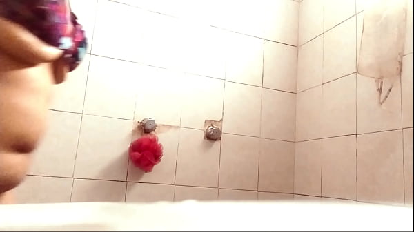 Image AVENTURAS VOYEUR gordibuena tetona toma la ducha para exhibirse