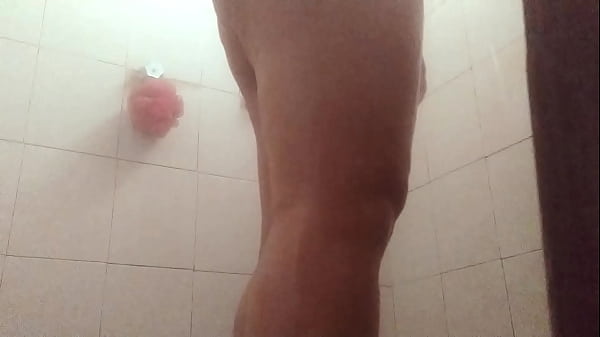 Image AVENTURAS VOYEUR gordibuena en la regadera atrapada por la camara se limpia el co&ntilde_o de semen