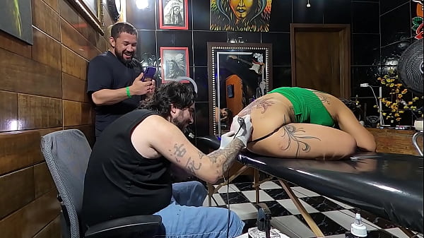Image Essa morena fez uma tatuagem no lugar que todo tatuador adoraria