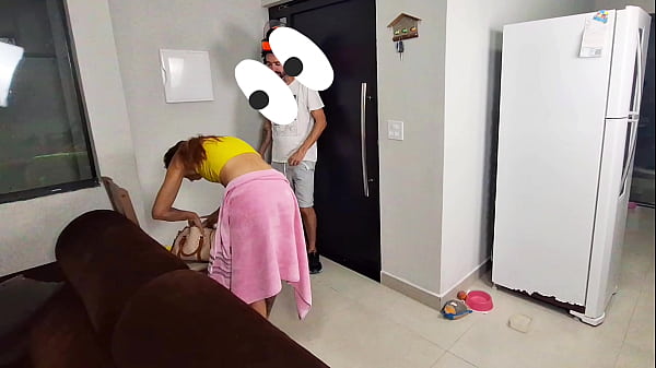 Image Safada sozinha em casa recebe motoboy s&oacute_ de toalha de banho!