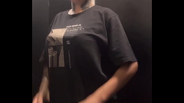 Image Fiquei com muito tes&atilde_o na academia treinando! Que acabei indo pro banheiro manjar e gozar gostoso!