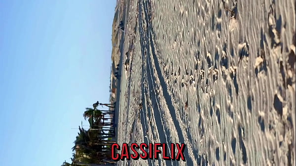 Image Ele me viu na praia e me convidou para seu apto e fodeu meu cu e minha buceta com seu pauzao gostoso - Completo no Cassiflix.