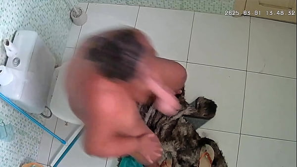 Image Madrasta foi gravada tomando banho pelo seu enteado e fudendo sua grande buceta