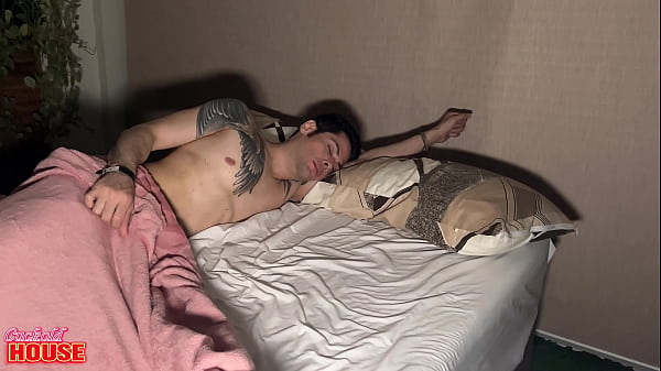 Image Garota safada acorda o namorado corno para menage a trois junto com o amigo dele