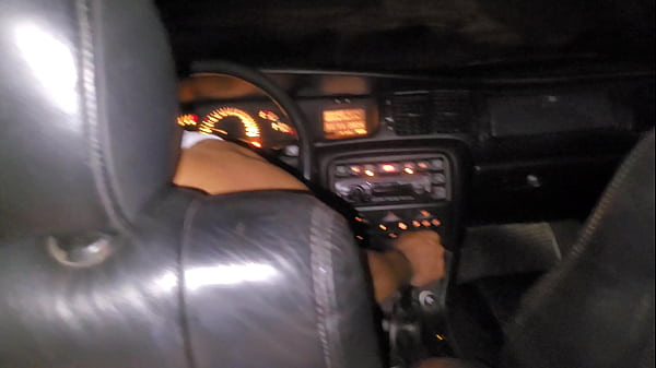 Image O primeiro encontro com essa casada terminou com um boquete dentro do Uber, ela nem esperou chegar no motel