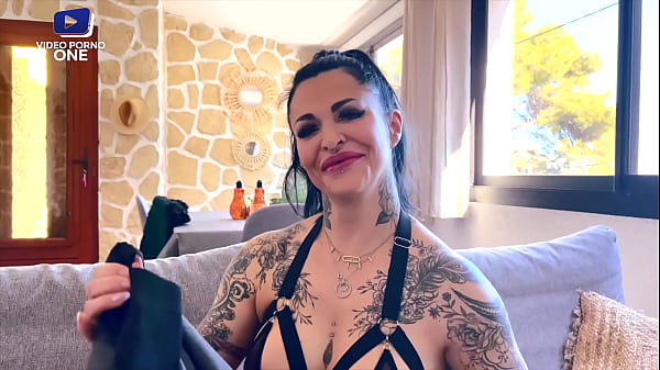 Image Cette milf de 45 ans est tatou&eacute_e de partout et elle se fait baiser par un voisin coquin !