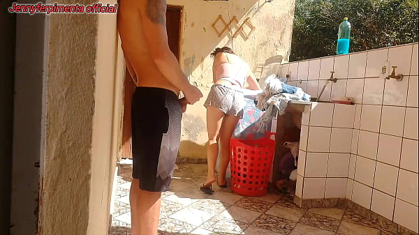 Image Peguei minha enteada lavando roupa de shortinho, fiquei com tes&atilde_o e gostei da bucetinha super gostosa dela