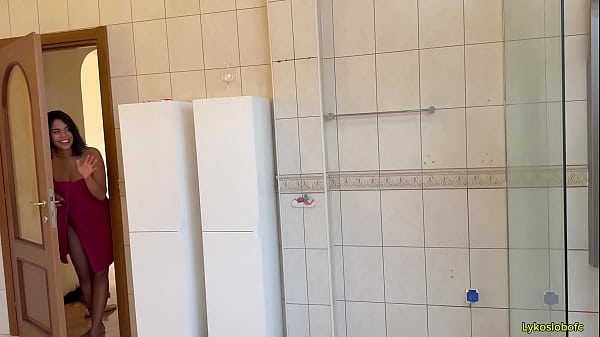 Image Arrombei a bucetinha de minha enteada no banheiro com direito a mijo na cara dela