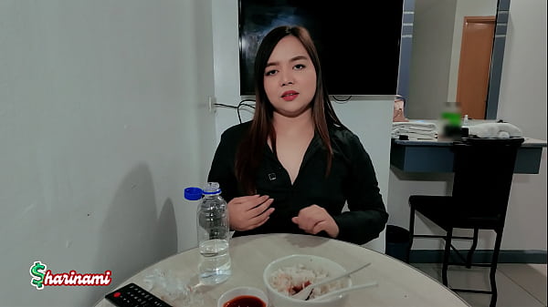 Image Hotel Waitress Delivers More Than Just Room Service- Sharinami