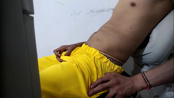 Image Un latino en chaleur qui sort sa grosse bite