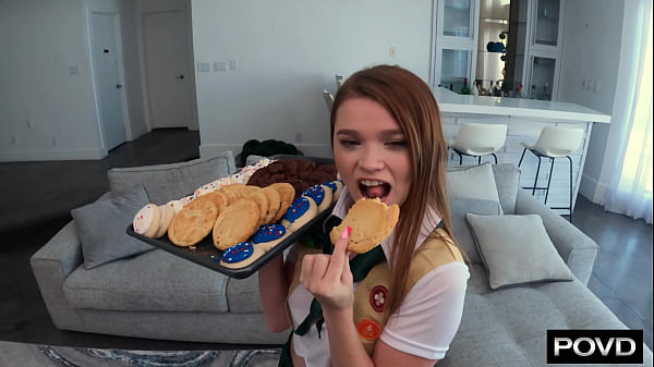 Image Mazy Myers Lets Boyfriend Fill Her Girl Scout Cookie With Cream
