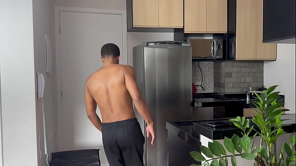 Image Dotado vai pedir agua na casa do amigo para refrescar e acaba mentendo a pica nele