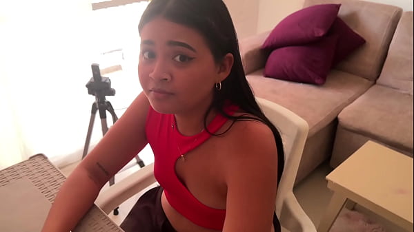 Image Hermanastra no quiere hacer su dieta y se come la polla de su hermanastro con un poco de postre