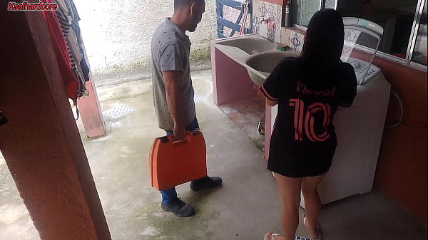 Image Dona de casa casada paga t&eacute_cnico de m&aacute_quina de lavar com a bunda enquanto marido esta fora